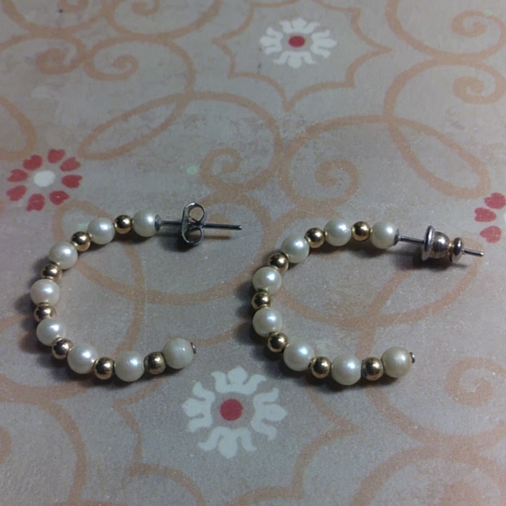 Vintage Faux pearl earrings-$5 add on